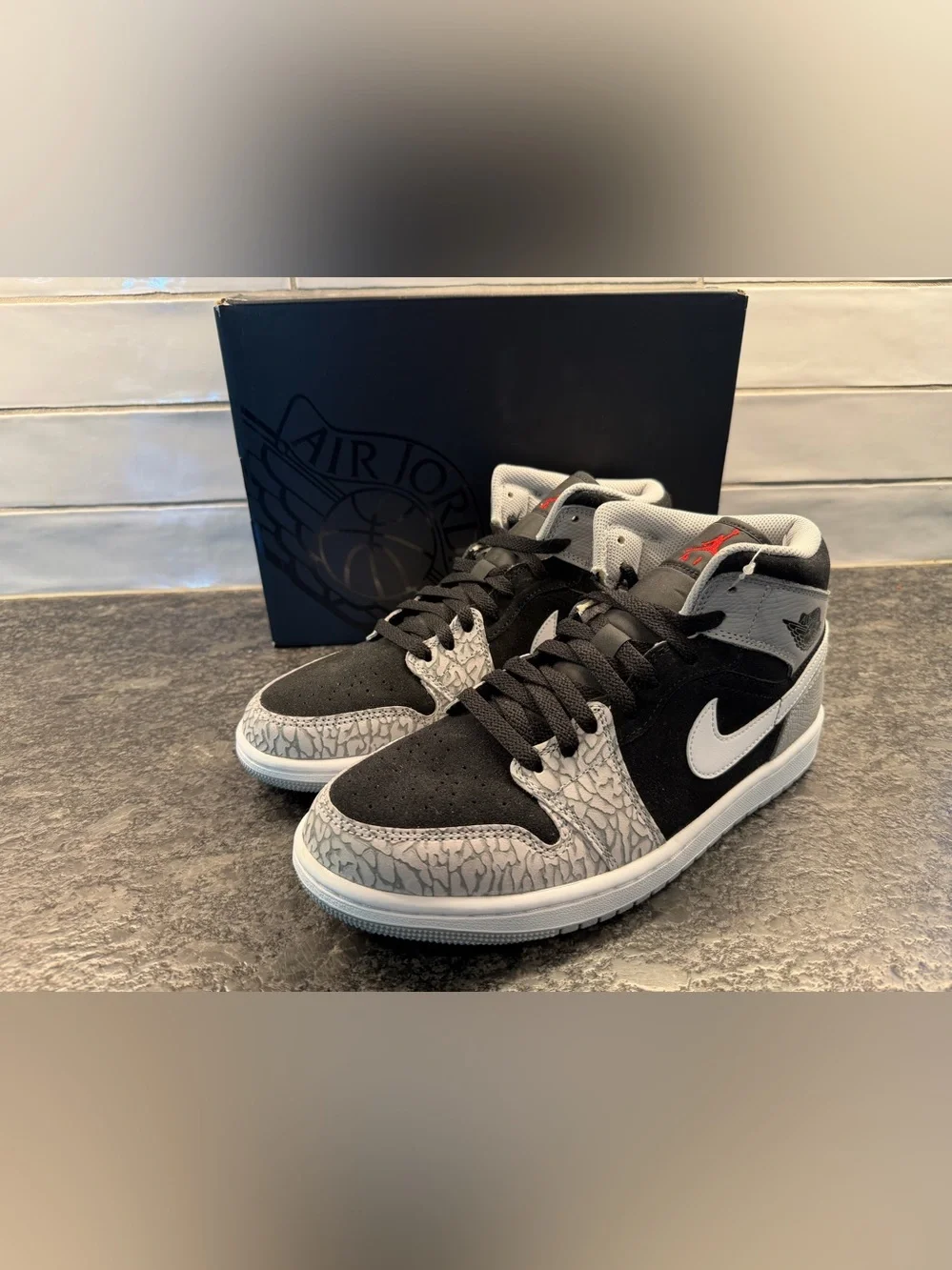 Air Jordan 1 Mid Se Sneakers in Black, Gray and White with Crackle